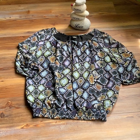 💖Nu Options sheer blue blouse with peek a boo shoulder,sheered elastic waist - Picture 2 of 3